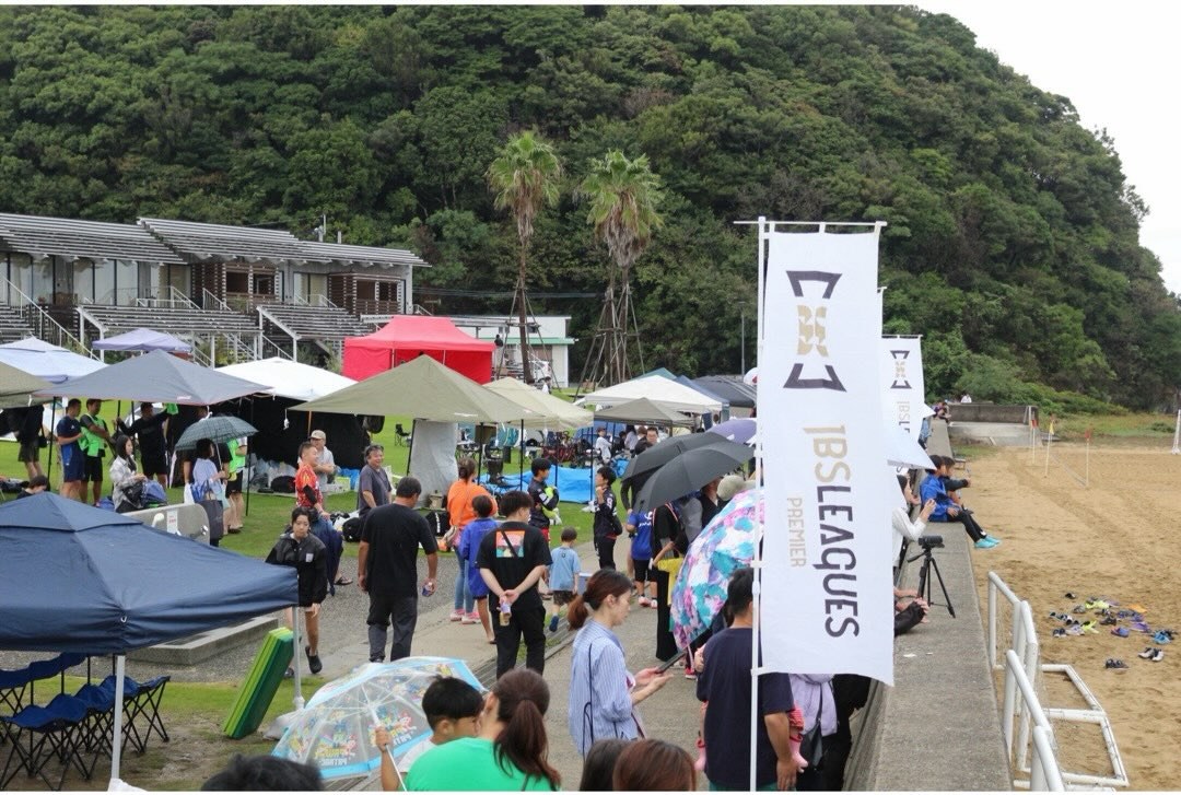 多くの来場者でにぎわう長井浜海水浴場の会場