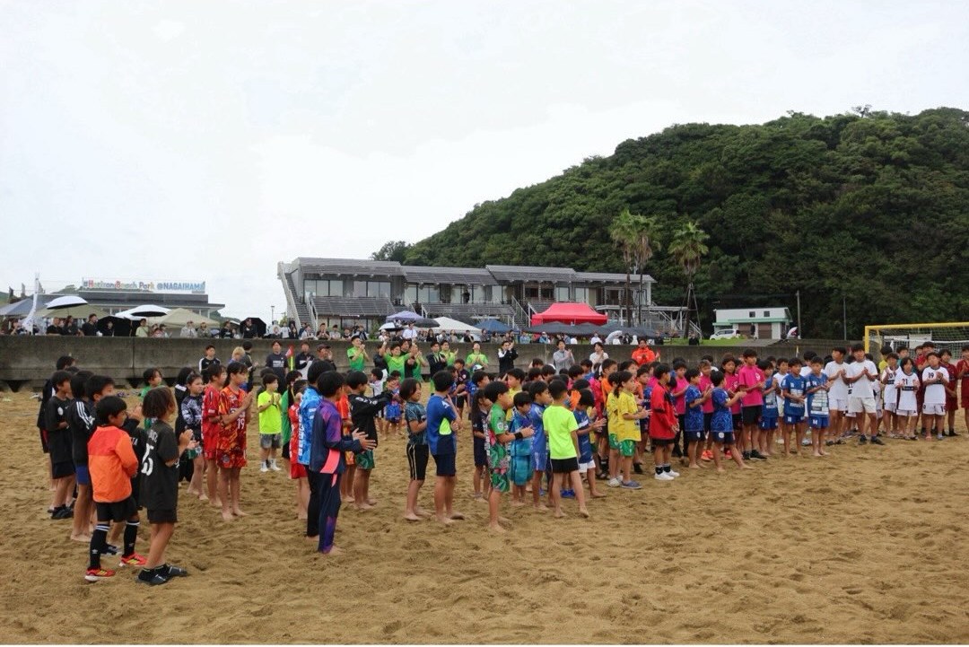 砂浜に整列する参加チームの選手たち